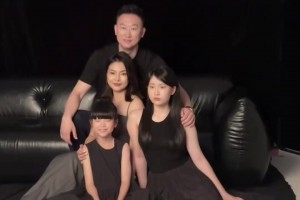 如此幸福為何糊涂啊？此前劉維偉一家四口的全家?；ㄐ鮺