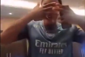 斯凱利看到約克雷斯HWG高興壞了，并學(xué)他慶祝動(dòng)作??