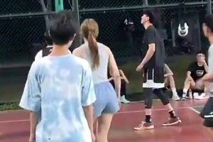 都不懂憐香惜玉??！小伙們面對(duì)美女防守，個(gè)個(gè)都真打啊！??
