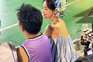 不是，娜扎就坐在你身旁，你小子還有心思看球?。??