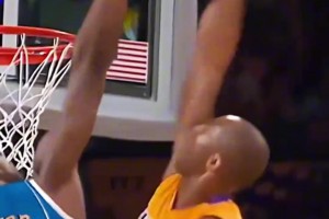 科比退役戰(zhàn)熱身服 拍賣(mài)出33.6萬(wàn)美元的價(jià)格??